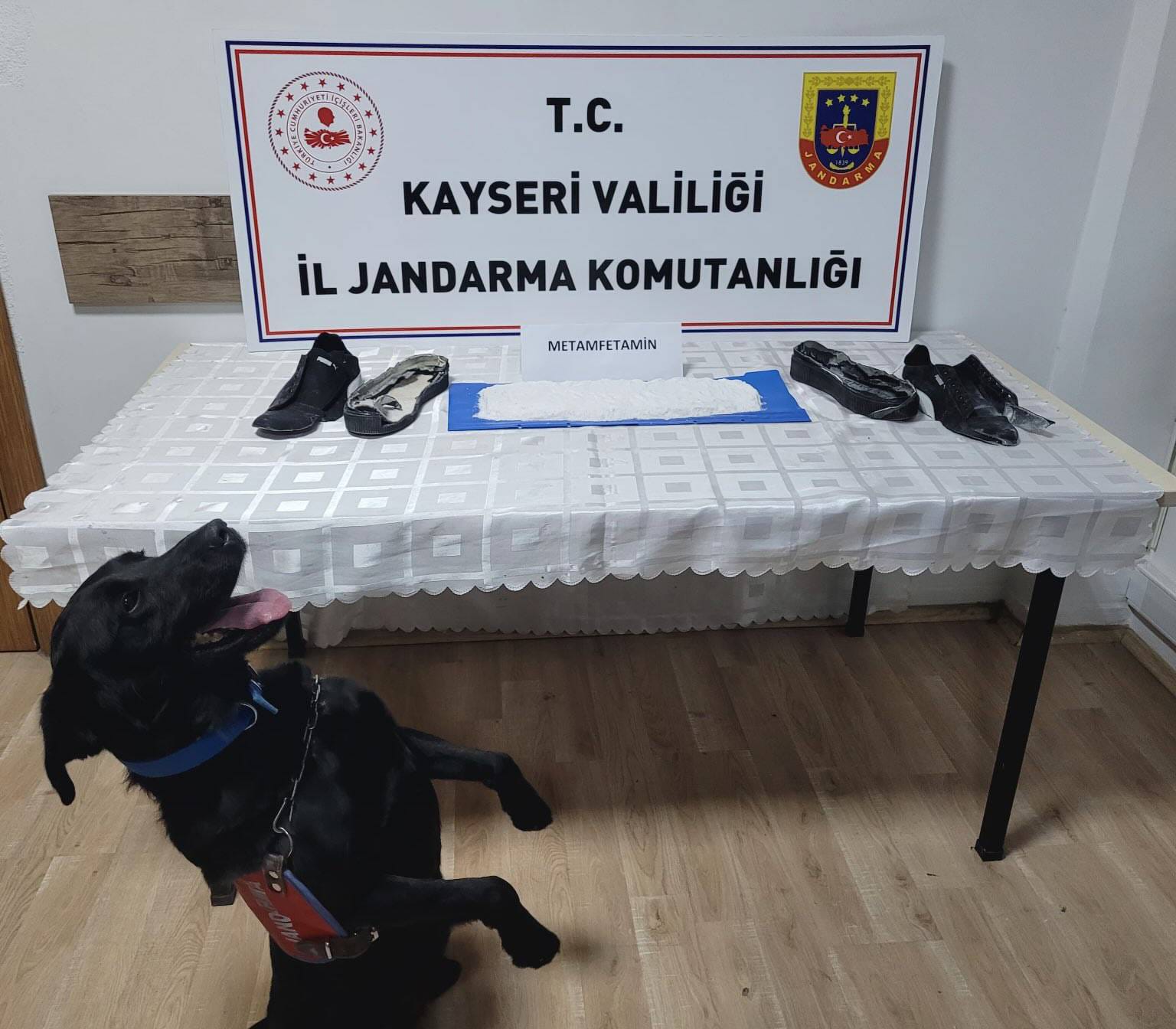 Şüphelinin ayakkabısından 1005 gram uyuşturucu madde ele geçirildi